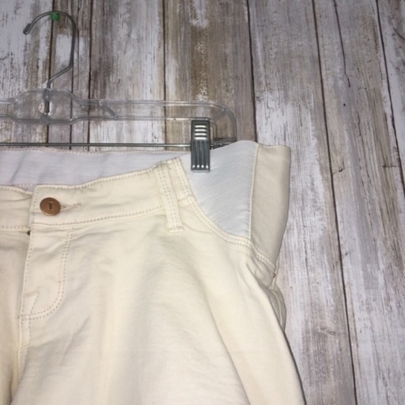 NWT Ingrid & Isabel Maternity Cream Shorts - Picture 3 of 4